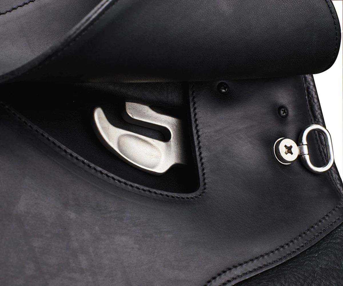 Zwart Arena dressuurzadel close up beugelhaak