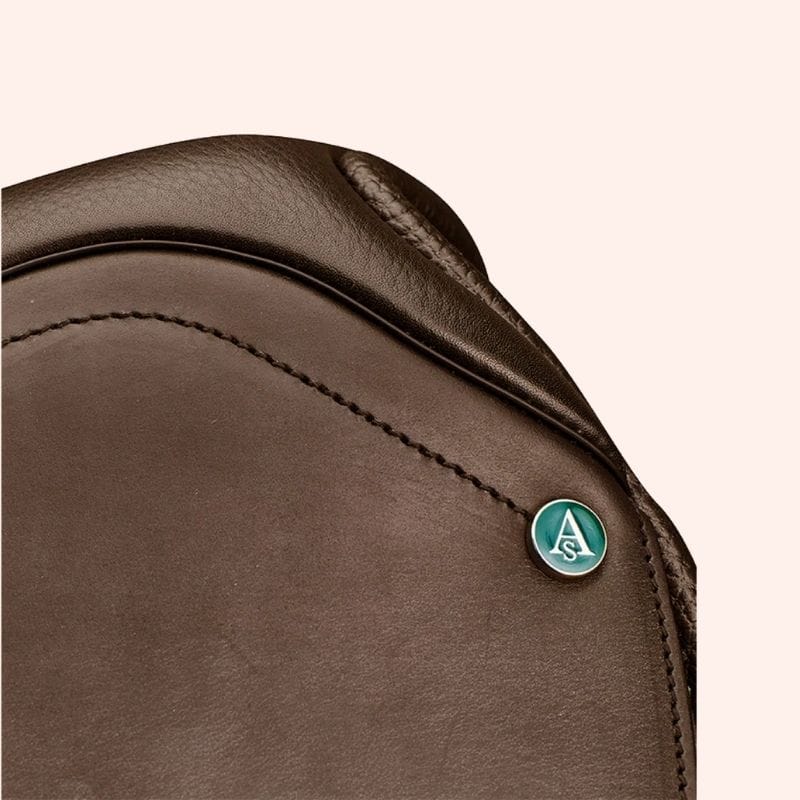 Bruin dressuurzadel close up nagel