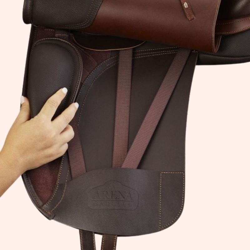 Bruin Iberic dressuurzadel close up kniewrong