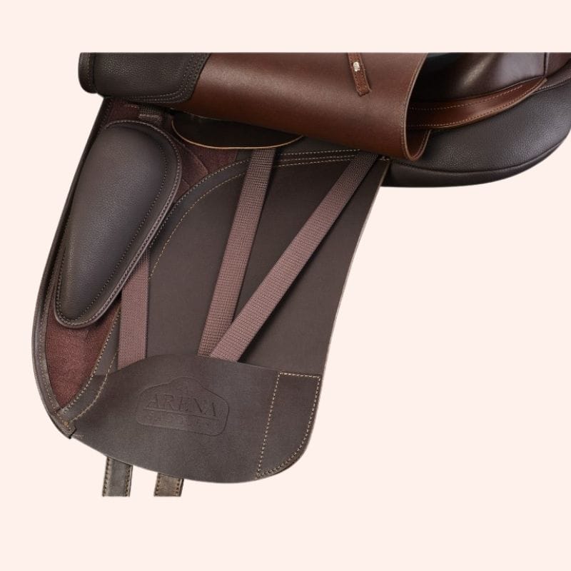 Bruin Iberic dressuurzadel close up singelstoten