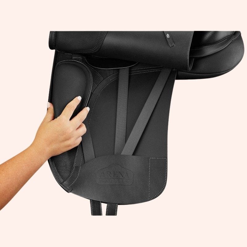 Zwart Iberic dressuurzadel close up kniewrong