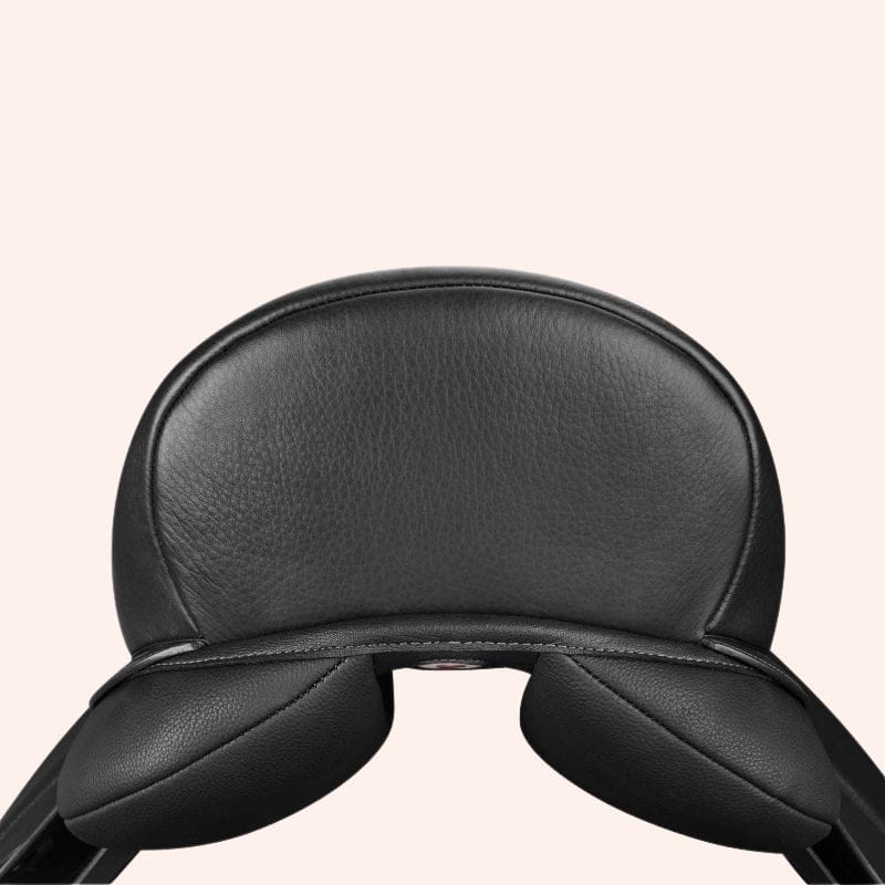 Zwart Iberic dressuurzadel close up nagel