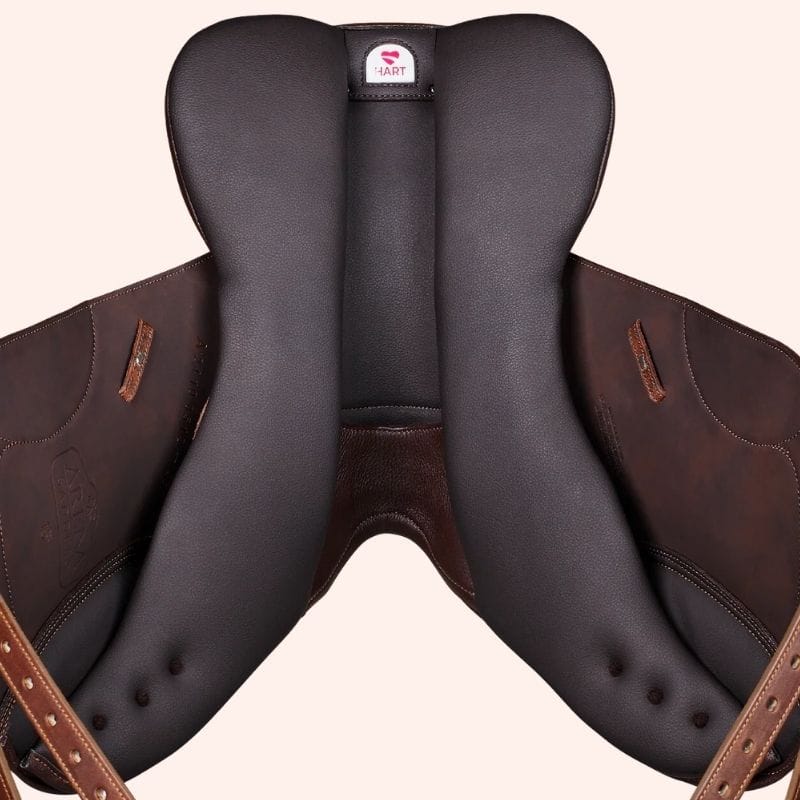 Bruin Monoblad pony springzadel close up kussens