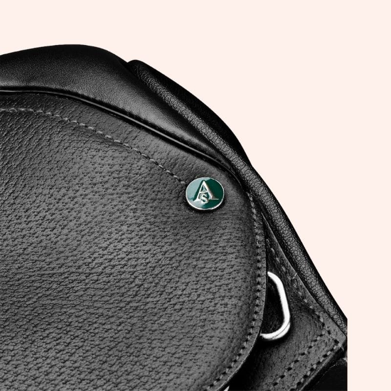 Zwart Monoblad pony springzadel close up nagel