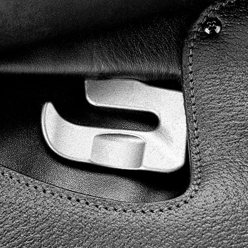 Zwart Monoblad springzadel close up beugelhaak