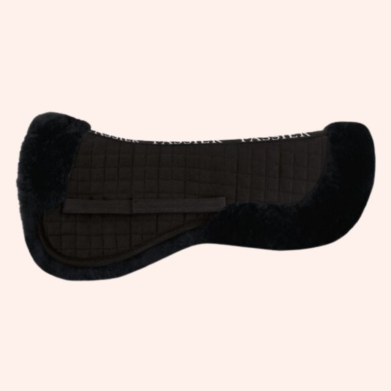 lams bontje voor onder het zadel in het zwart