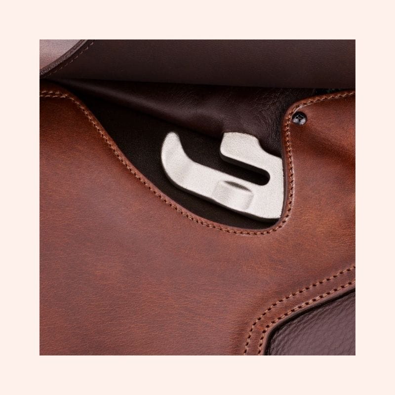 Bruin pony dressuurzadel, close-up beugelhaak