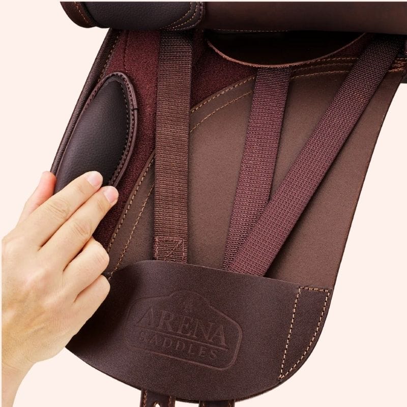 Detail kniewrong van bruin pony dressuurzadel