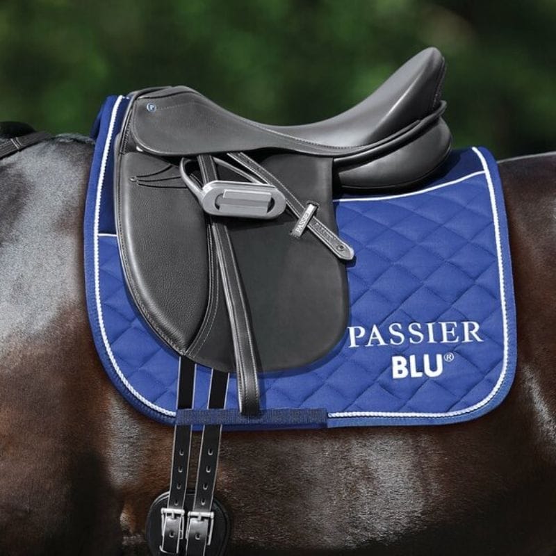Zwart Passier Blu dressuurzadel op paard
