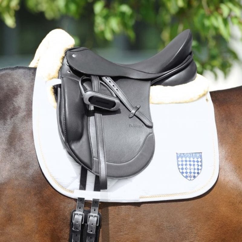 Zwart Corona II dressuurzadel op paard