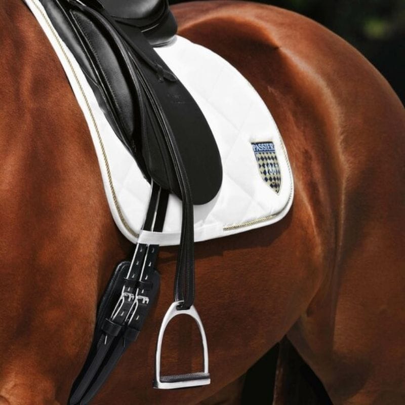 Velvet Touch Deluxe beugelriemen op zadel op paard